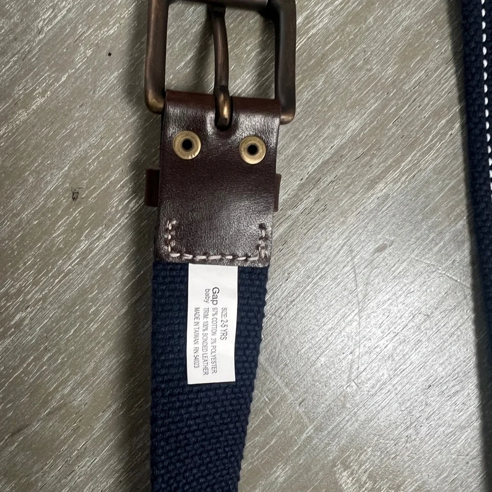 Gap youth boys belt. Blue with white stitching. Size 2-5T. Worn once.